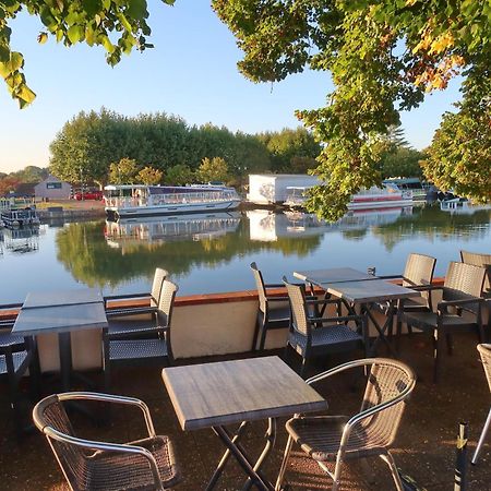 Auberge Du Pont Canal Hotel Briare Exterior photo