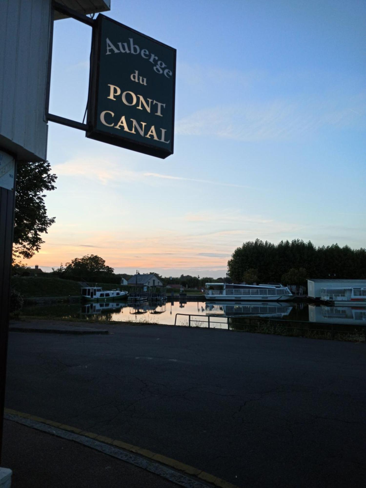 Auberge Du Pont Canal Hotel Briare Exterior photo