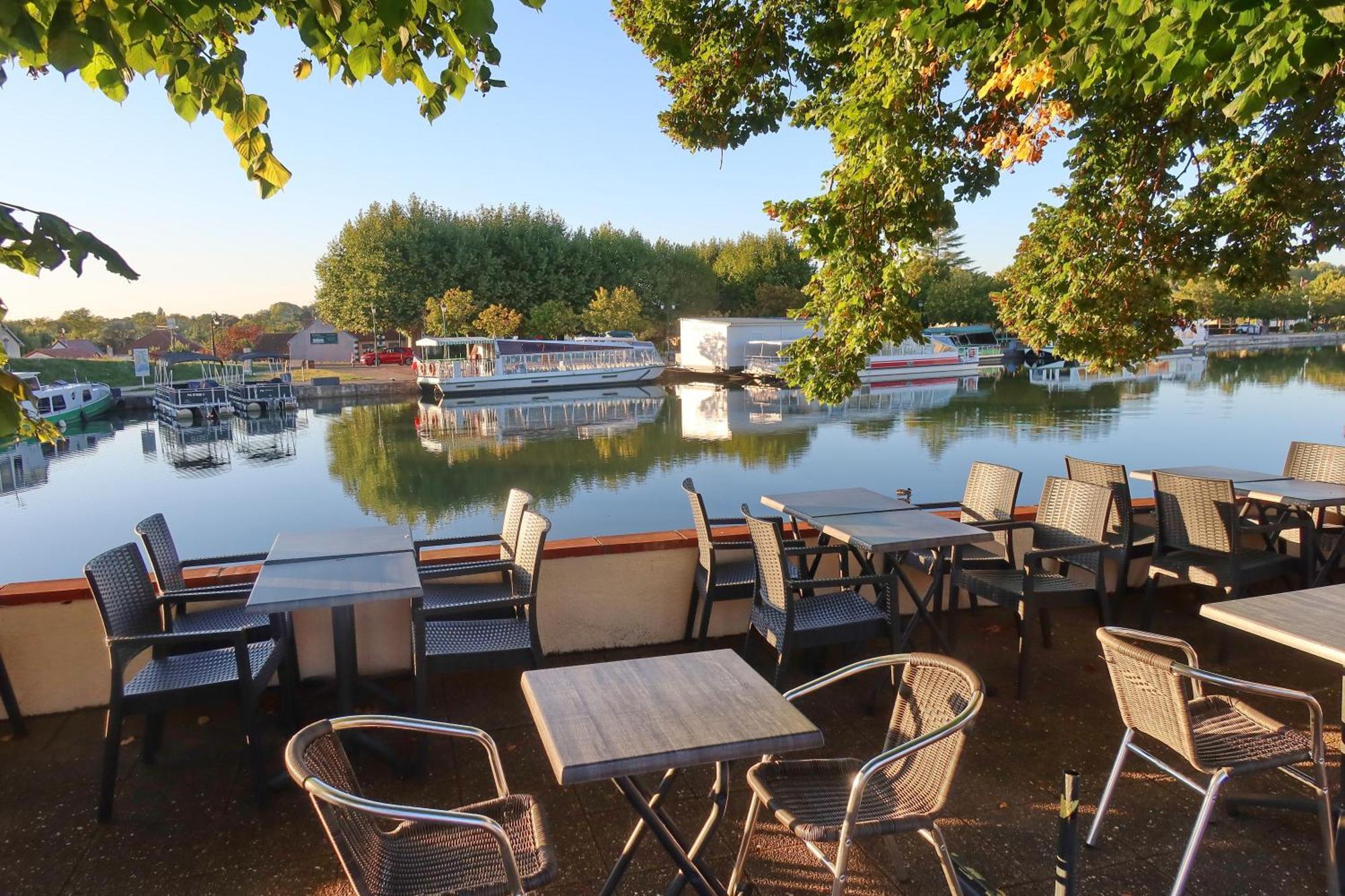 Auberge Du Pont Canal Hotel Briare Exterior photo