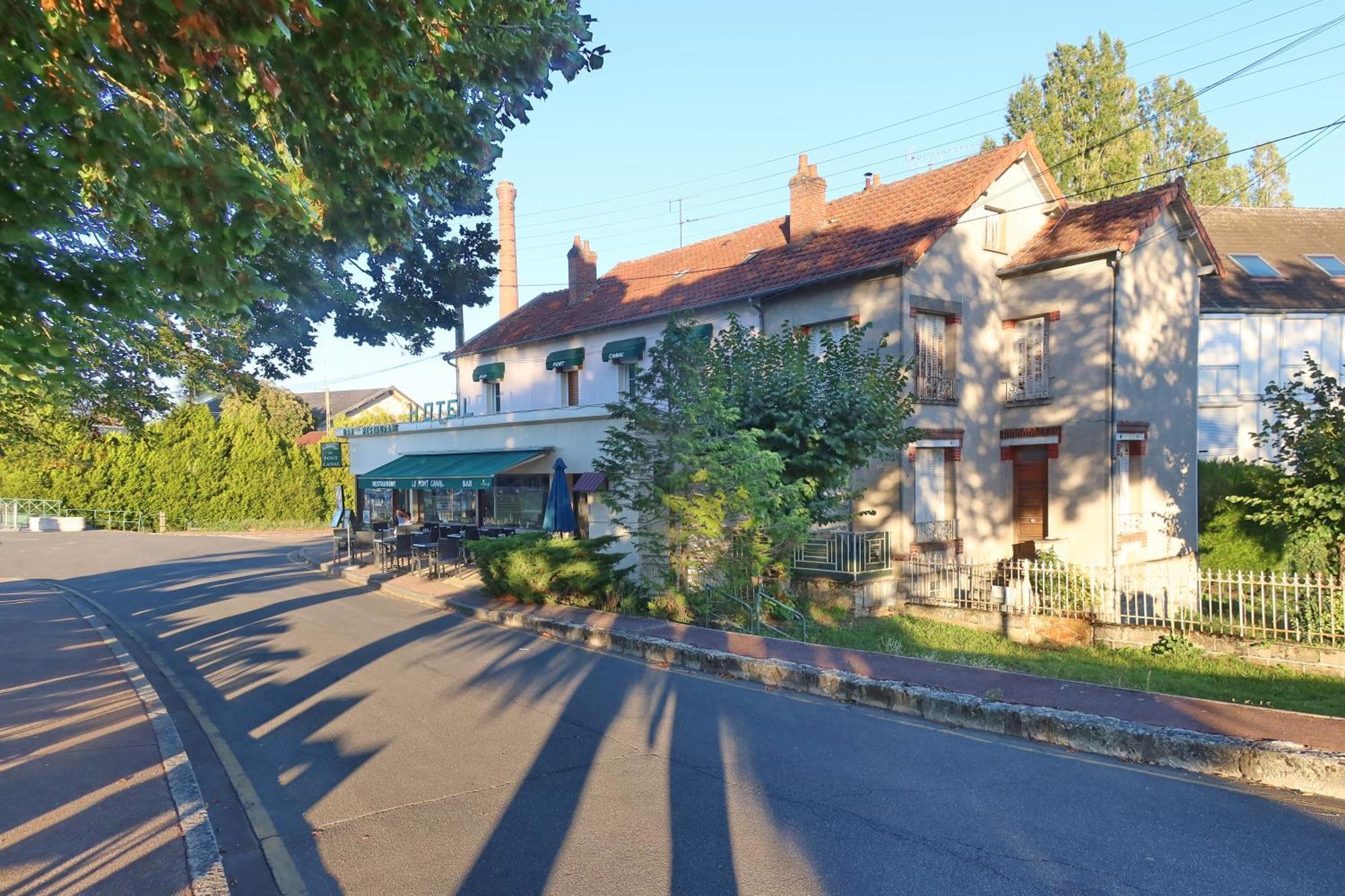 Auberge Du Pont Canal Hotel Briare Exterior photo