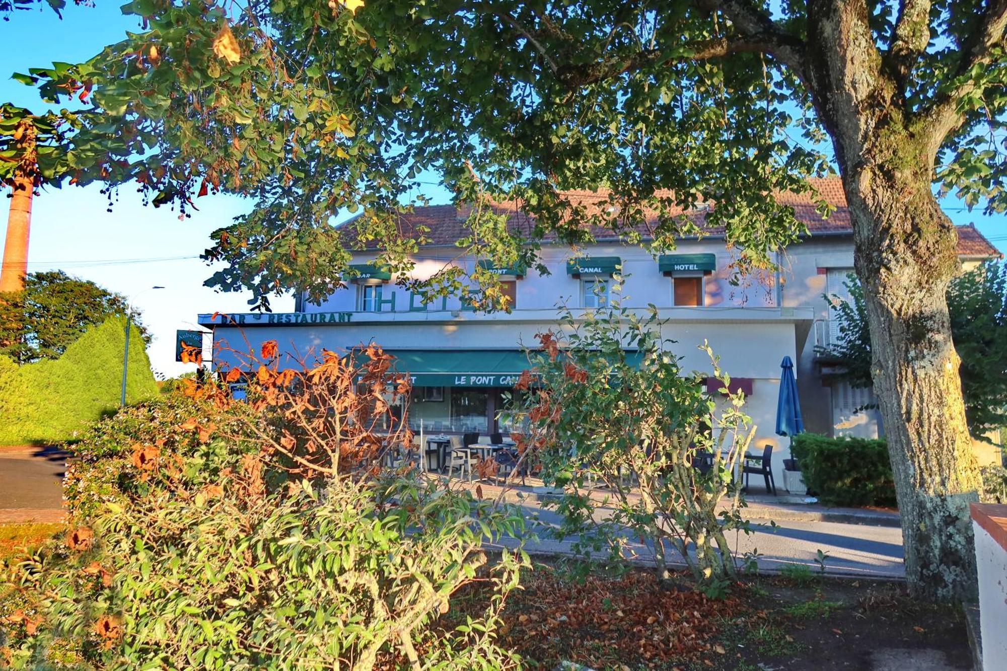 Auberge Du Pont Canal Hotel Briare Exterior photo