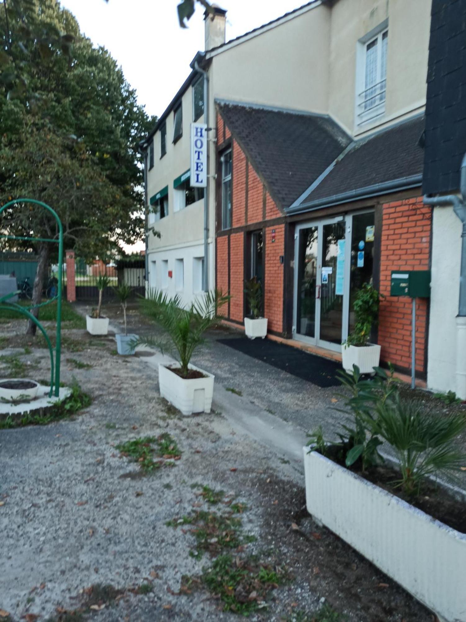 Auberge Du Pont Canal Hotel Briare Exterior photo