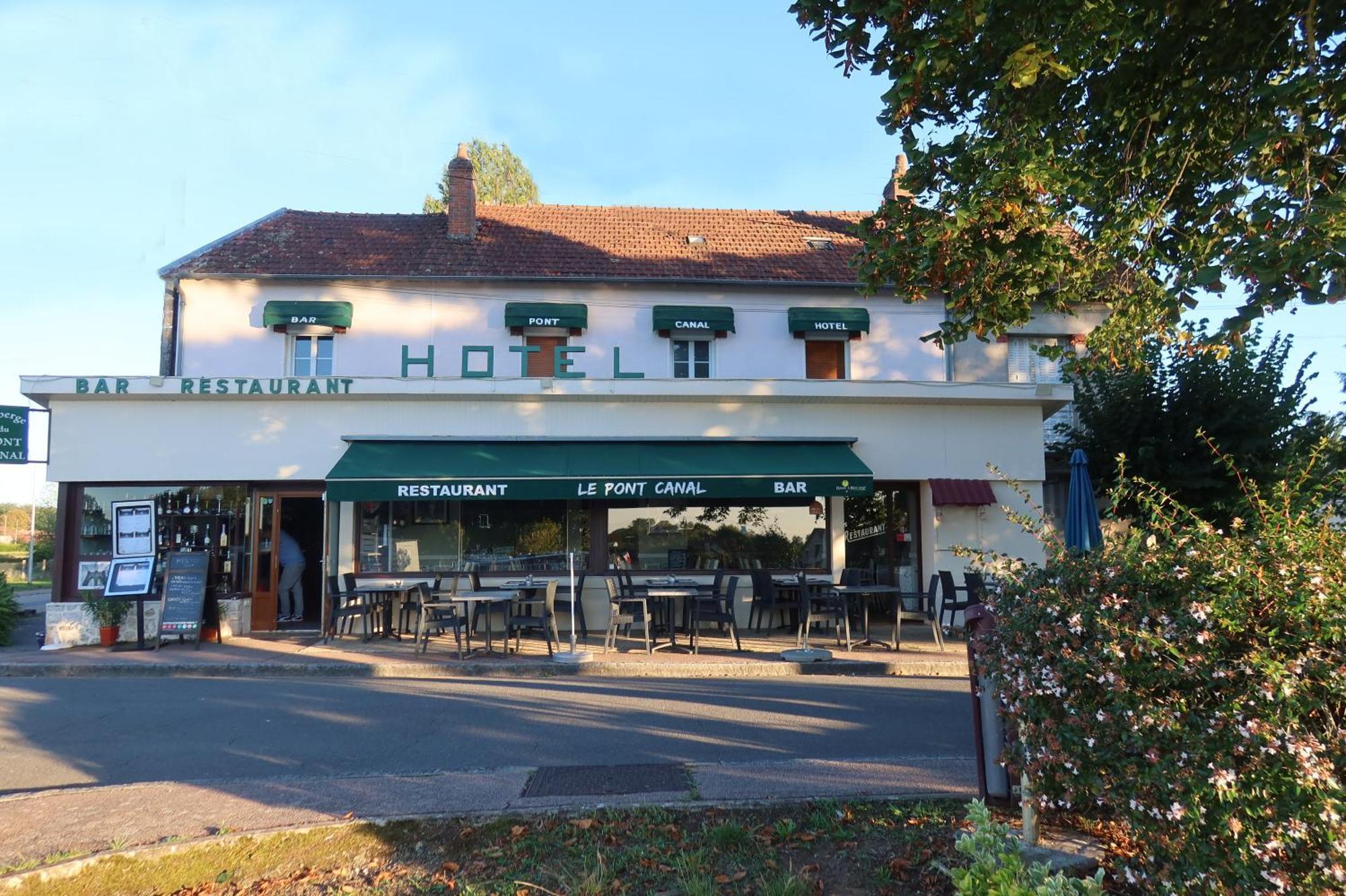 Auberge Du Pont Canal Hotel Briare Exterior photo