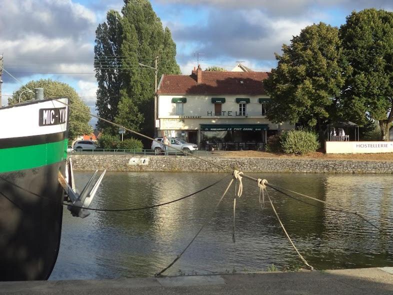 Auberge Du Pont Canal Hotel Briare Exterior photo