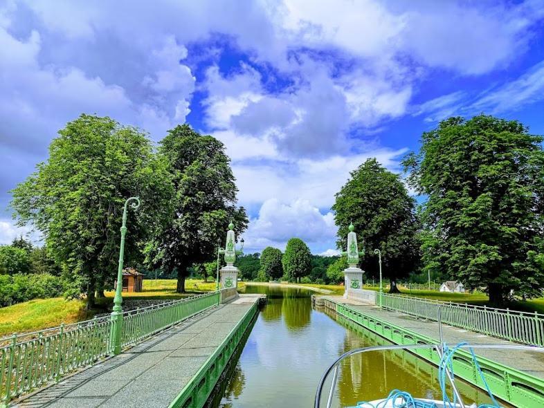 Auberge Du Pont Canal Hotel Briare Exterior photo