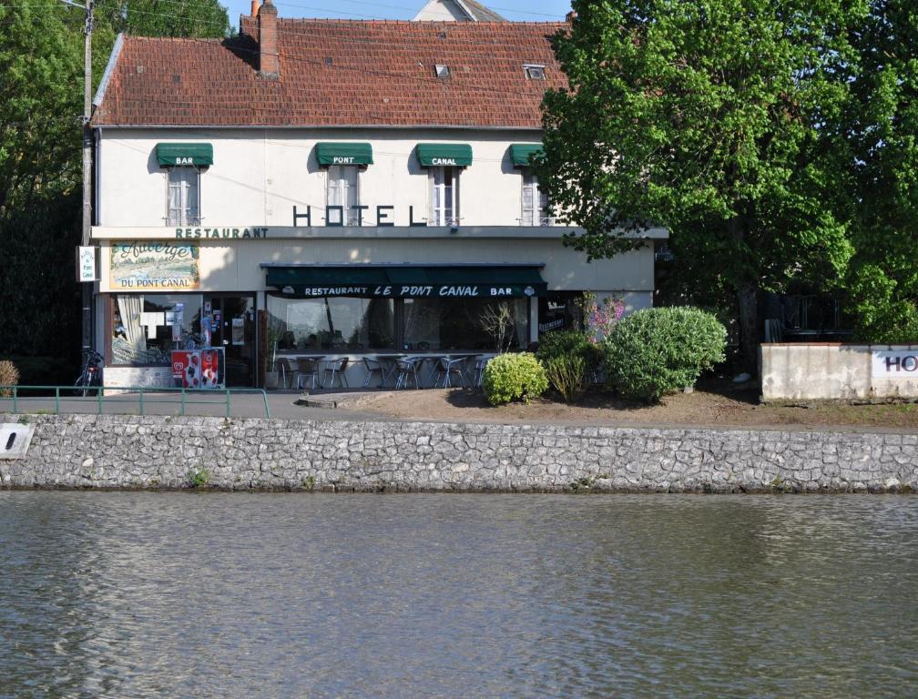 Auberge Du Pont Canal Hotel Briare Exterior photo