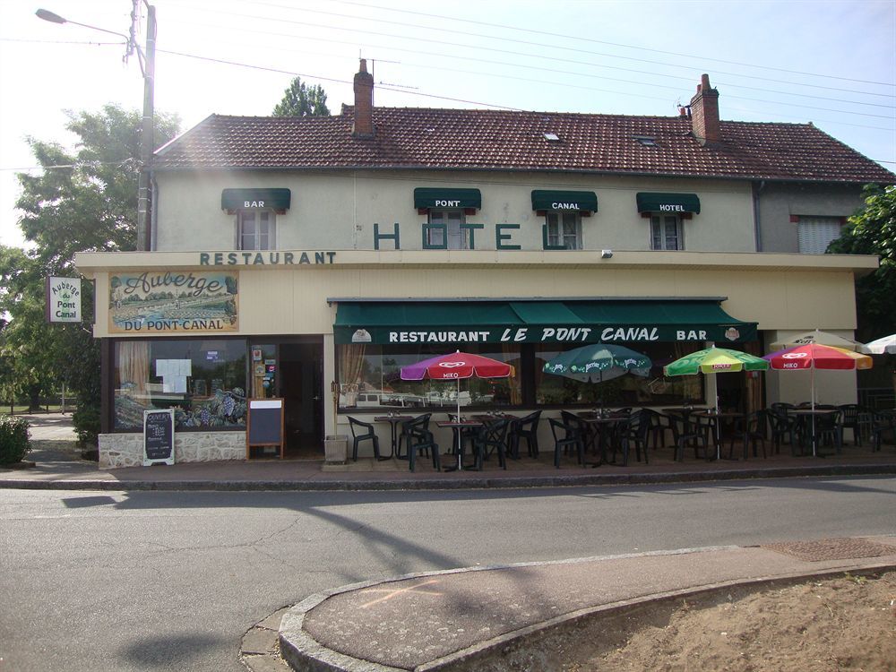 Auberge Du Pont Canal Hotel Briare Exterior photo