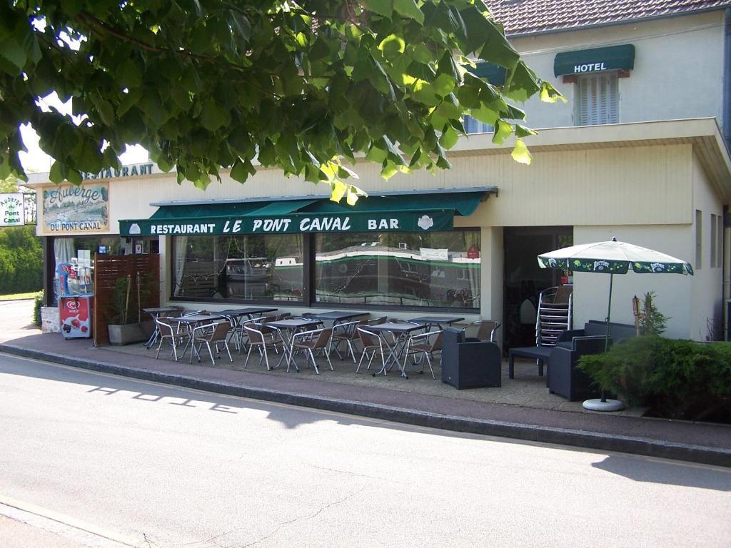 Auberge Du Pont Canal Hotel Briare Exterior photo